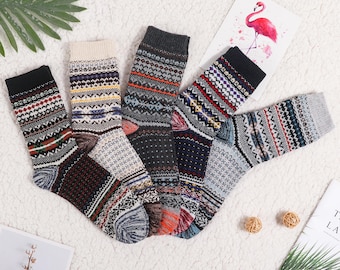 Puede incluir: Cinco pares de calcetines de colores con diferentes diseños geométricos. Los calcetines están hechos de un material suave y cálido, perfectos para el clima frío.