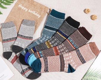 Puede incluir: Seis pares de calcetines coloridos con patrones y una variedad de diseños. Los calcetines están hechos de un material suave y cómodo y son perfectos para mantener los pies calientes durante los meses más fríos.