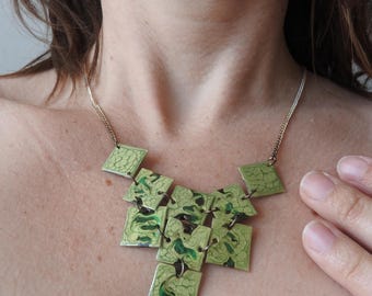 Collier plastron plastique recyclé