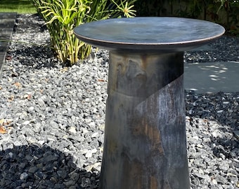 Mesa auxiliar de cerámica esmaltada con acabado oxidado, hecha a mano: taburete para interior y exterior.