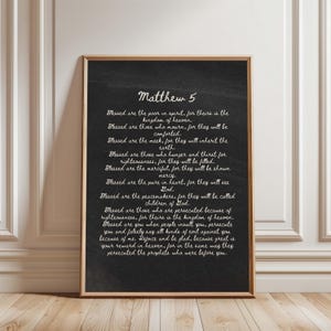 Op de afbeelding: Een zwart-witte printbare wandkunstprint met een krijtbordachtergrond met de tekst "Mattheüs 5" en een passage uit de Bijbel. De tekst is geschreven in wit cursief schrift.