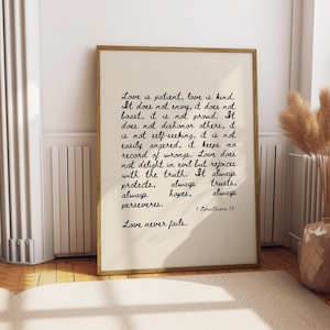 Peut inclure: Une impression encadrée blanche avec une citation manuscrite noire sur l'amour de 1 Corinthiens 13. La citation dit : "L'amour est patient, l'amour est bienveillant. Il n'est pas envieux, il ne se vante pas, il n'est pas arrogant. Il ne se conduit pas avec grossièreté, il ne cherche pas son propre intérêt, il ne s'irrite pas facilement, il ne tient pas compte du mal. L'amour ne se réjouit pas de l'injustice, mais il se réjouit de la vérité. Il pardonne tout, il croit tout, il espère tout, il endure tout. 1 Corinthiens 13 L'amour ne faillira jamais."