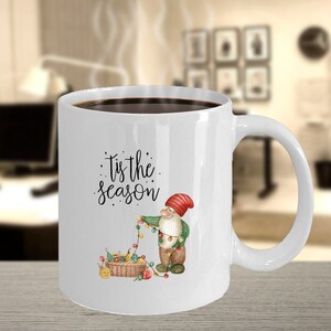 Tis The Season Mug Luci natalizie Tazza di gnomo Regali di gnomo per l&#39;amante dello gnomo Regalo Tazza di gnomo Decorazione di gnomo Gnomi di Natale che infilano luci