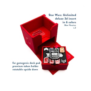 以下が含まれることがあります： スター・ウォーズ：アンリミテッド用の赤いゲームジェニックデッキポッドインサート。回転式のトークンホルダー付き。インサートには、サイコロとトークン用のコンパートメントが6つあります。インサートには、「スター・ウォーズ：アンリミテッド」と「新バージョンv.2」のラベルが貼られています。