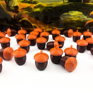 Puede incluir: Una colecci&oacute;n de piezas de juego en forma de bellota, de color marr&oacute;n y naranja.