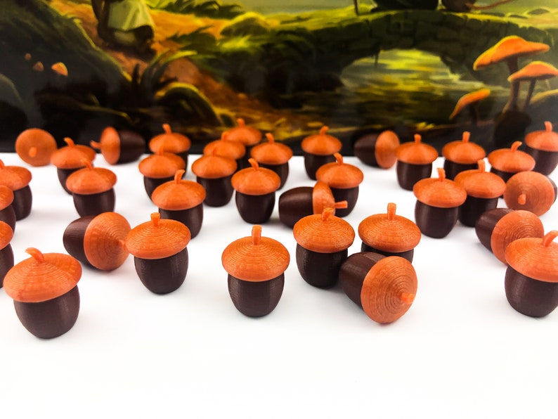 Puede incluir: Una colecci&oacute;n de piezas de juego en forma de bellota, de color marr&oacute;n y naranja.