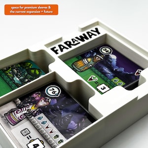 Puede incluir: Organizador de plástico blanco con la palabra "FARAWAY" impresa en la parte superior. El organizador tiene cuatro compartimentos, cada uno de los cuales contiene un componente de juego de cartas. Las cartas están ilustradas con personajes y símbolos de fantasía.