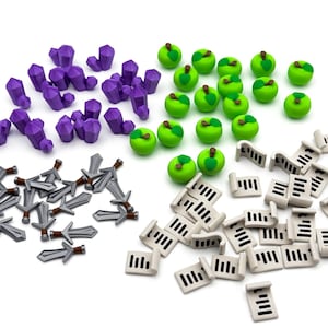 Op de afbeelding: Een verzameling van paarse kristallen, groene appels, zilveren zwaarden en witte rollen. Deze items zijn waarschijnlijk spelstukken of miniaturen.