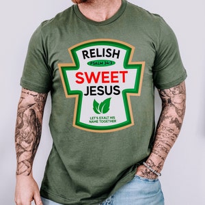 Puede incluir: Una camiseta verde con un diseño de botella de ketchup que dice "Relish Sweet Jesus Salmo 34:3 Exaltemos Su Nombre Juntos".