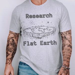 Forschung Flat Earth T-Shirt Firmament Shirt Space is Fake Shirt Gleason Shirt Space Hoax T-Shirt NWO Shirt Verschwörung Shirt