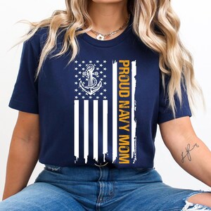 Presente de mãe da Marinha para mãe da Marinha Camiseta para mãe orgulhosa da Marinha Camiseta para sua família Presente para a família de um membro da Marinha Pacote de cuidados implantado