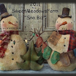 Bonhomme de neige joufflu avec sapin de Noël et moufles Primitive E-PATTERN