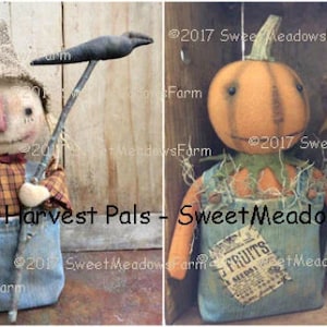 Peut inclure: Deux poupées artisanales de style primitif habillées de salopettes. La poupée de gauche est un épouvantail avec un chapeau de paille et tenant un bâton surmonté d'un corbeau noir. La poupée de droite est une citrouille avec une étoile sur un bâton. Les deux poupées ont un aspect vintage et sont étiquetées "2017 Harvest Pals - Sweet Meadows Farm".