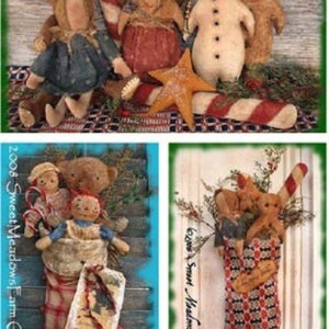 Peut inclure: Quatre décorations de chaussettes de Noël faites à la main représentant différents personnages, dont un bonhomme de neige, un personnage en pain d'épices et un groupe de trois poupées. Les décorations sont en tissu et ont un style rustique et vintage.