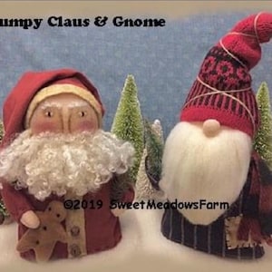 Op de afbeelding: Stumpy Claus & Gnome patroon. Een rode en witte kerstmanpop met een witte baard en een peperkoek in zijn hand. Een rode en witte dwergpop met een witte baard en een geruite sjaal. ©2019 Sweet Meadows Farm.