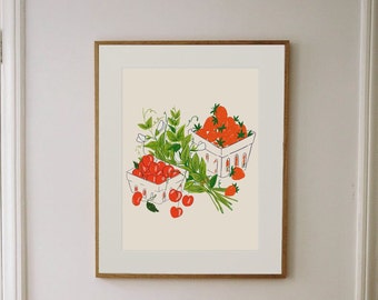 Può includere: Un'illustrazione incorniciata di due cesti di frutta. Un cesto contiene fragole rosse e l'altro ciliegie rosse. Vigneti verdi con foglie e fiori bianchi sono disegnati intorno ai cesti.