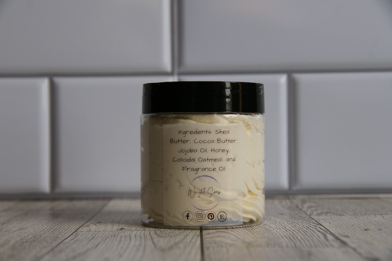 K&ouml;nnte beinhalten: Ein wei&szlig;es Glas mit schwarzem Deckel, gef&uuml;llt mit einer wei&szlig;en Creme. Das Etikett auf dem Glas lautet "ingredients Shea Butter, Cocoa Butter, Jojoba Oil Honey, Colloidal Oatmeal, and Fragrance Oil" und "Wight Sur" mit Social-Media-Symbolen.