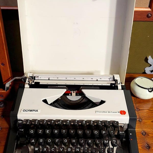 Máquina de escribir Olympia Traveller De Luxe