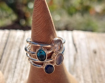 Anillos con piedras reales.