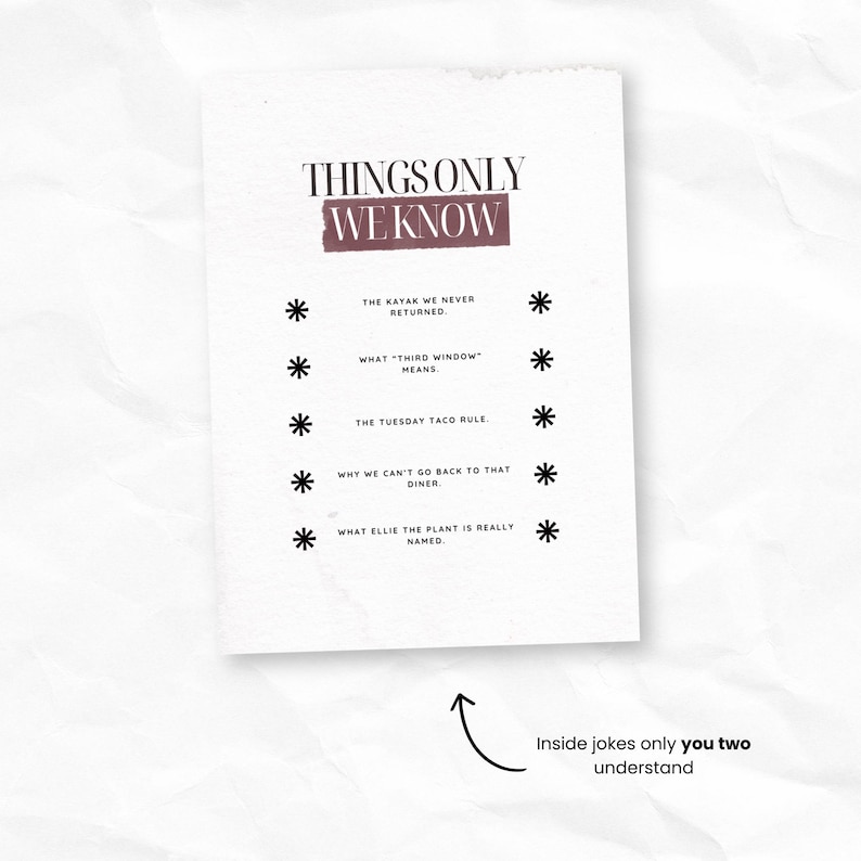 K&ouml;nnte beinhalten: Eine wei&szlig;e rechteckige Karte mit dem Text THINGS ONLY WE KNOW in Schwarz und Kastanienbraun. Darunter befinden sich f&uuml;nf Aufz&auml;hlungspunkte: THE KAYAK WE NEVER RETURNED, WHAT THIRD WINDOW MEANS, THE TUESDAY TACO RULE, WHY WE CAN'T GO BACK TO THAT DINER und WHAT ELLIE THE PLANT IS REALLY NAMED.