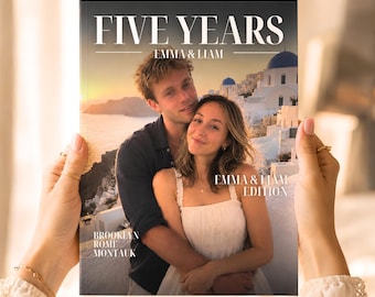 Könnte beinhalten: Ein rechteckiges Fotobuch-Cover mit dem Titel FIVE YEARS EMMA & LIAM, das ein Paar zeigt, das sich vor einer Kulisse aus weißen Gebäuden in Griechenland bei Sonnenuntergang umarmt. Der Text umfasst EMMA & LIAM EDITION und BROOKLYN ROME MONTAUK in weißer Serifenschrift.
