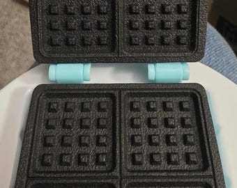 Miniverse Appliance BLUE WAFFLE MAKER with Waffle Mix