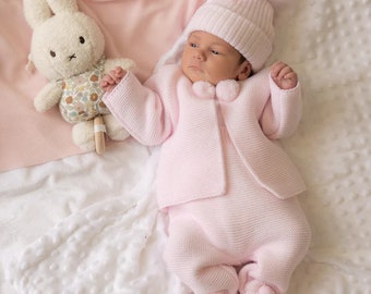 Ensemble rose deux pièces à pompons en tricot pour bébé fille (boutique de créateurs pour bébés)