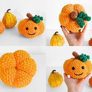 Op de afbeelding: Een assortiment oranje en gele pompoenen, waaronder een gehaakte pompoen met een lachend gezicht, bruine steel en groene bladeren. De pompoenen vari&euml;ren in grootte en textuur, perfect voor herfstdecoratie.