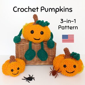 Op de afbeelding: Drie oranje gehaakte pompoenen met lachende gezichten, groene stelen en benen. De afbeelding bevat de tekst "Crochet Pumpkins 3-in-1 Pattern" en een kleine Amerikaanse vlag. Er is ook een decoratieve spin aanwezig.