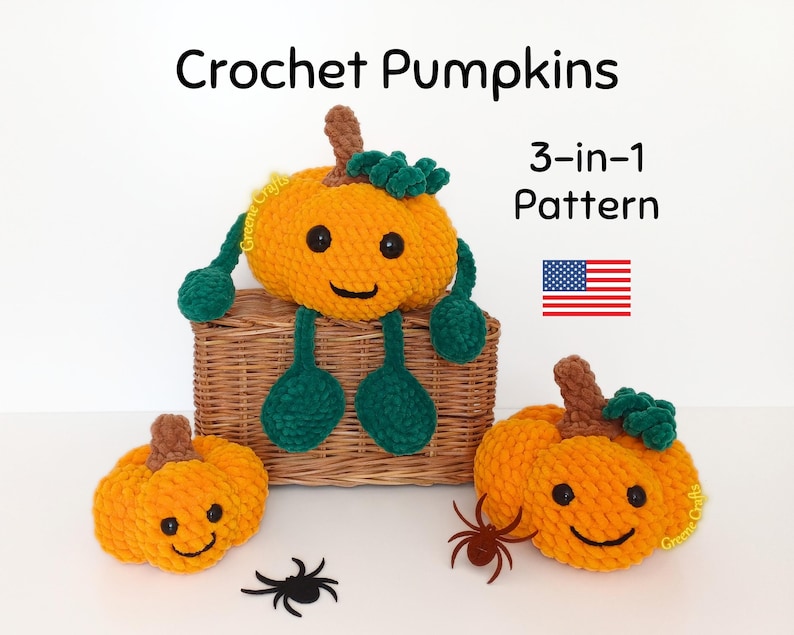 Op de afbeelding: Drie oranje gehaakte pompoenen met lachende gezichten, groene stelen en benen. De afbeelding bevat de tekst "Crochet Pumpkins 3-in-1 Pattern" en een kleine Amerikaanse vlag. Er is ook een decoratieve spin aanwezig.