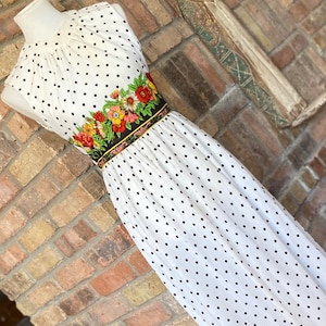 1960&#39;s Maxikleid mit weißem und schwarzem Punktemuster - Taillenmuster - Mod Maxikleid - Damengröße 66