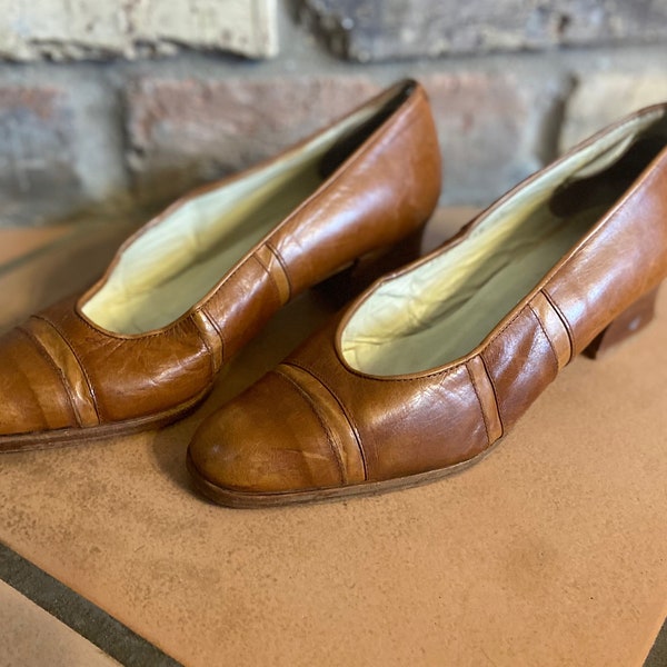 Arancha Olalla Designer Shoes; Vintage Woman's MOD Shoes; Made in Spain Light Brown Leather Pumps Size 35; US Size 5