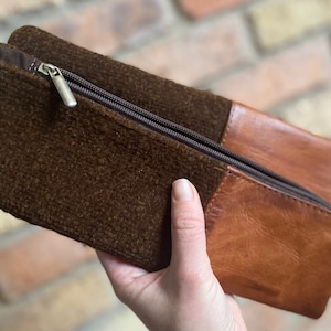 Cartera plegable de cuero y KILIM hecha a mano marroquí con cierre de cremallera; 10.5" x 9"