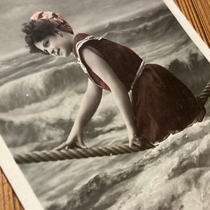 Mooi! Vrouw aan touw in oceaangolven Begin 1900 Briefkaart - Levendige kleur! Perfecte add-on om het minimum voor gratis verzending te bereiken!