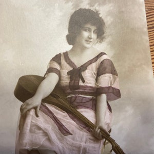 Charmosa Papelaria Brasileira Victoria Cartão Postal Vintage Mulher com Guitarra do início dos anos 1900