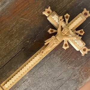 Stupendo! Statua di crocifisso olandese intagliata a mano e decorata a metà secolo con accenti in resina gialla - 15&quot; DI ALTEZZA