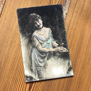 Begin 1900 Lady Holding Cup Vintage ansichtkaart - Mooie gekleurde kaart - Perfecte advertentie om gratis schip minimum te bereiken!