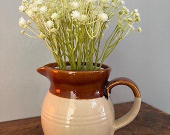 Vase/pichet vintage en poterie émaillée marron et crème bicolore