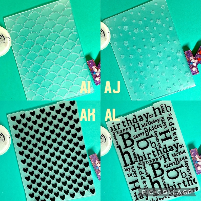 Op de afbeelding: Vier transparante plastic vellen met verschillende patronen voor knutselen. De patronen omvatten een schubbenpatroon, een sterrenpatroon, een hartpatroon en een woordpatroon dat "Happy Birthday" zegt in verschillende lettertypen en maten.