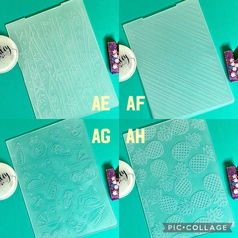 Op de afbeelding: Vier transparante kunststof stencils met verschillende ontwerpen. De stencils bevinden zich op een turquoise achtergrond. De ontwerpen omvatten een bloemenpatroon, diagonale lijnen, een babythema en een ananaspatroon.