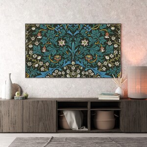 Puede incluir: Un mueble de TV de madera oscura con tres estantes, una tapa de madera oscura y una obra de arte con estampado floral colgada encima.