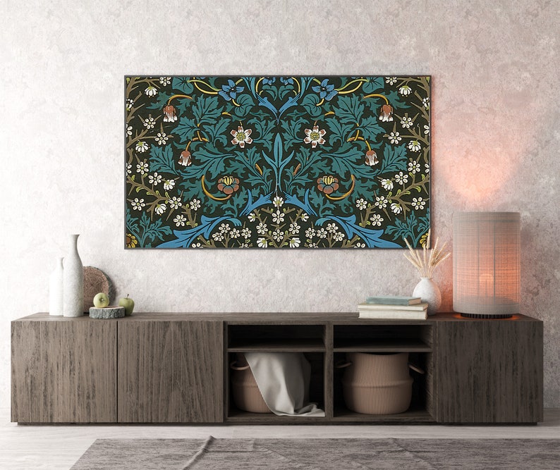 Puede incluir: Un mueble de TV de madera oscura con tres estantes, una tapa de madera oscura y una obra de arte con estampado floral colgada encima.