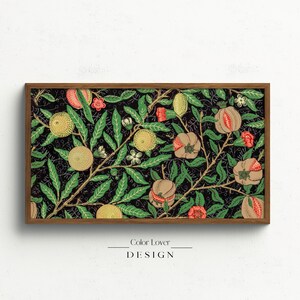 Peut inclure: Une impression encadrée avec un motif répétitif de feuilles vertes, de fleurs rouges et de fruits jaunes et bruns sur un fond noir. L'impression est intitulée "Color Lover DESIGN".