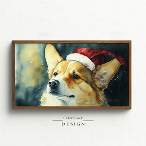 Pode incluir: Uma pintura em aquarela de um corgi usando um chapéu de Papai Noel vermelho. O cão está olhando para cima e o fundo é uma aquarela azul e verde com flocos de neve brancos.