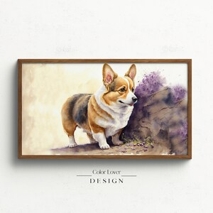 Puede incluir: Pintura acuarela de un perro corgi de pie sobre una roca con flores moradas en el fondo. El perro mira hacia la derecha y tiene una expresión feliz.