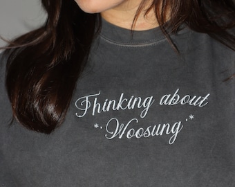 "Anpassbares ""Thinking Over My Bias"" Besticktes Hemd | Dunkelgrau | Kpop Merch