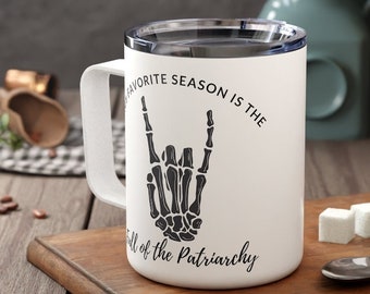 Meine Lieblingssaison ist der Fall des Patriarchats 10oz Isolierte Kaffeetasse | Das Patriarchat | Hex das Patriarchat | Gruselige JahreszeitEntasse