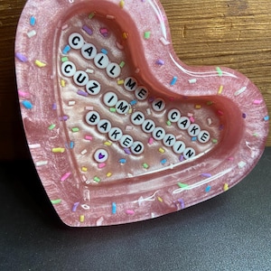 Söt kakaskfat med strössel. Kan anpassas med valfri text.