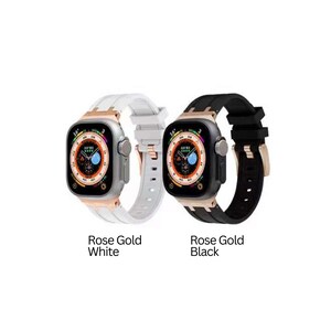 Puede incluir: Dos correas para Apple Watch con carcasas de oro rosa. Una correa es blanca y la otra es negra.