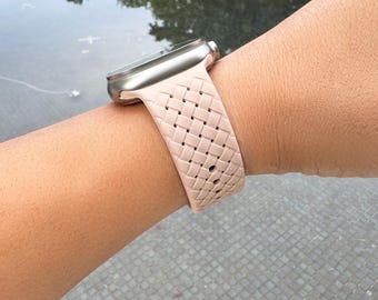 Rosa sandfärgade FlexGuard silikonarmband för Apple Watch. Mjuka, andningsbara och slitstarka remmar. Finns i 9 livfulla färger. Storlekar: 38/40/41/42/44/45/46/49 mm.